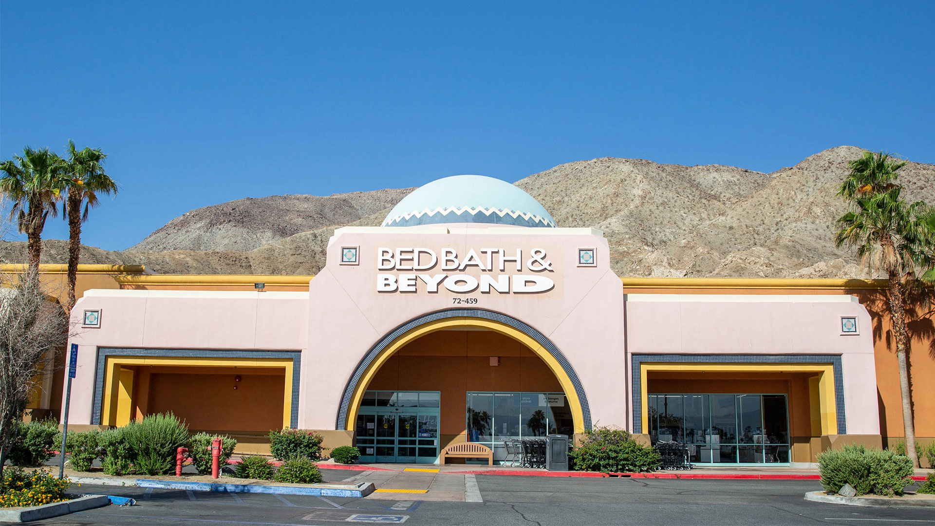 Bed Bath & Beyond storefront exterior